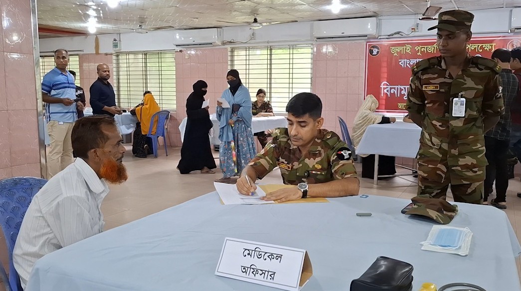 জুলাই পুনর্জাগরণ অনুষ্ঠানমালা উপলক্ষ্যে ৩৩ পদাতিক ডিভিশনের উদ্যোগে কুমিল্লায় বিনামূল্যে চিকিৎসা সেবা